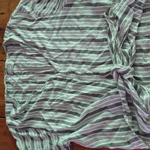 Heroes and dreamers 100% rayon v neck front tie flowing top sz m - Picture 2 of 5